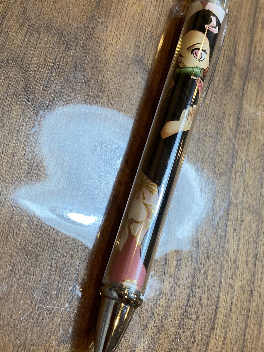 Violet Fiz 100均 にオリジナルシャープペンやボールペンが作れるの売ってた 着せ替えタンブラーの容量で容器が二重になっており好きなイラストを挟み込む 鬼滅 のふりかけの袋を切って 和柄の折り紙に貼って容器に入れた 一見売り物 娘が使ってくれてる