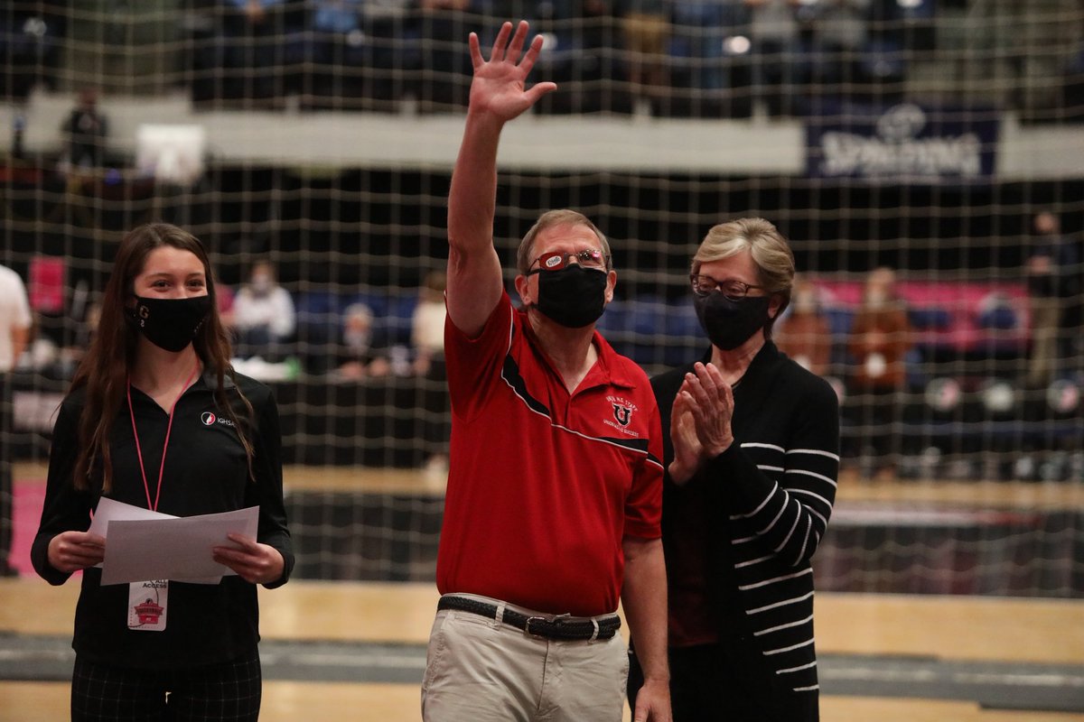 cjeilers's tweet photo. Congratulations to longtime Union educator and official Bruce Wigg, recognized with this year's Sportsmanship award seldged by the Knights. @t_fleshner @wayneslackAD #iahsvb https://t.co/xJbDgvgBOK