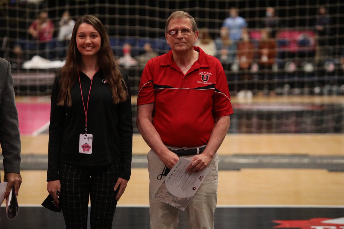 cjeilers's tweet photo. Congratulations to longtime Union educator and official Bruce Wigg, recognized with this year's Sportsmanship award seldged by the Knights. @t_fleshner @wayneslackAD #iahsvb https://t.co/xJbDgvgBOK
