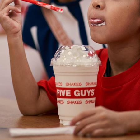 Even the youngest customers love Five Guys <3

حتى أصغر زبائننا يحبون فايف جايز 

#burger #fries #kids #yummy #food