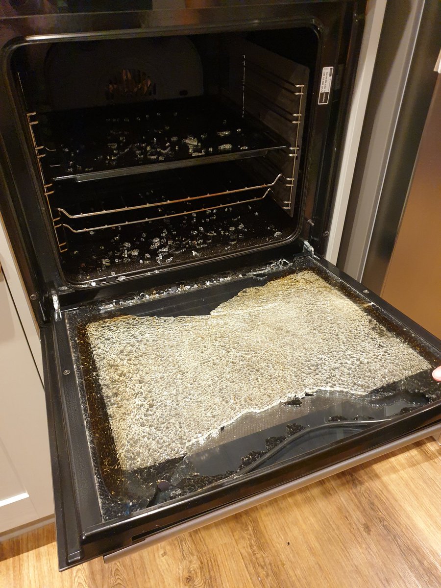 Leigh_88's tweet photo. @HotpointUK Hi. I have tried calling for 2 days now. Keep getting told some1 will call me back but I get an automated call to say noone is avaliable to call me. My oven glass shattered on Sunday when I turned it on to cook dinner. It could have been very dangerous 🙈 https://t.co/ngUj6eIYlj