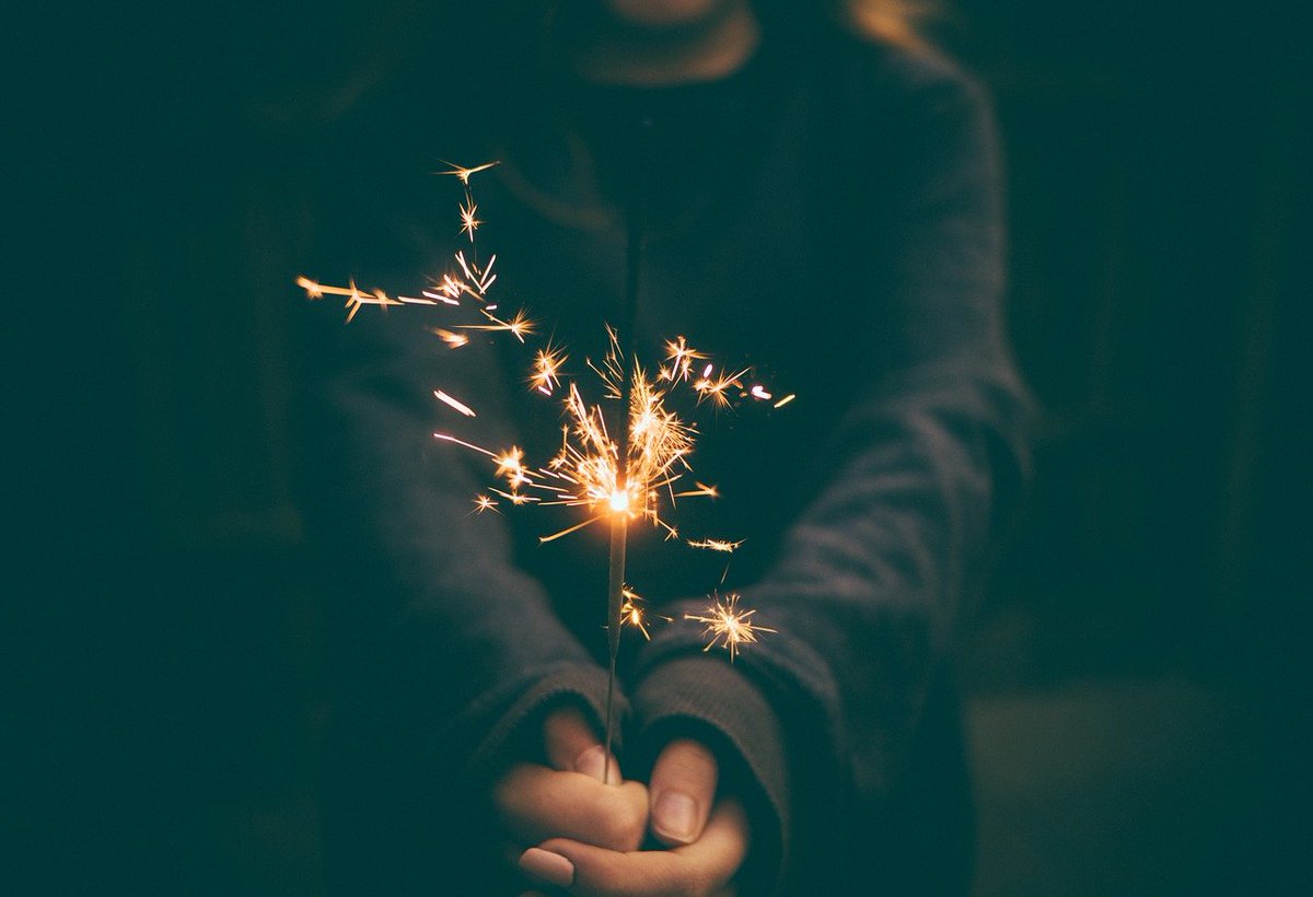 CMOCymru's tweet photo. Keep your family safe during #BonfireNightAtHome
10 people lose their sight every year in the UK due to #FireworkInjuries
Sparklers should only be used by children over 5.
Never run while holding #sparklers, and dispose of used sparklers in a bucket of water. https://t.co/4p4ie2pU9W