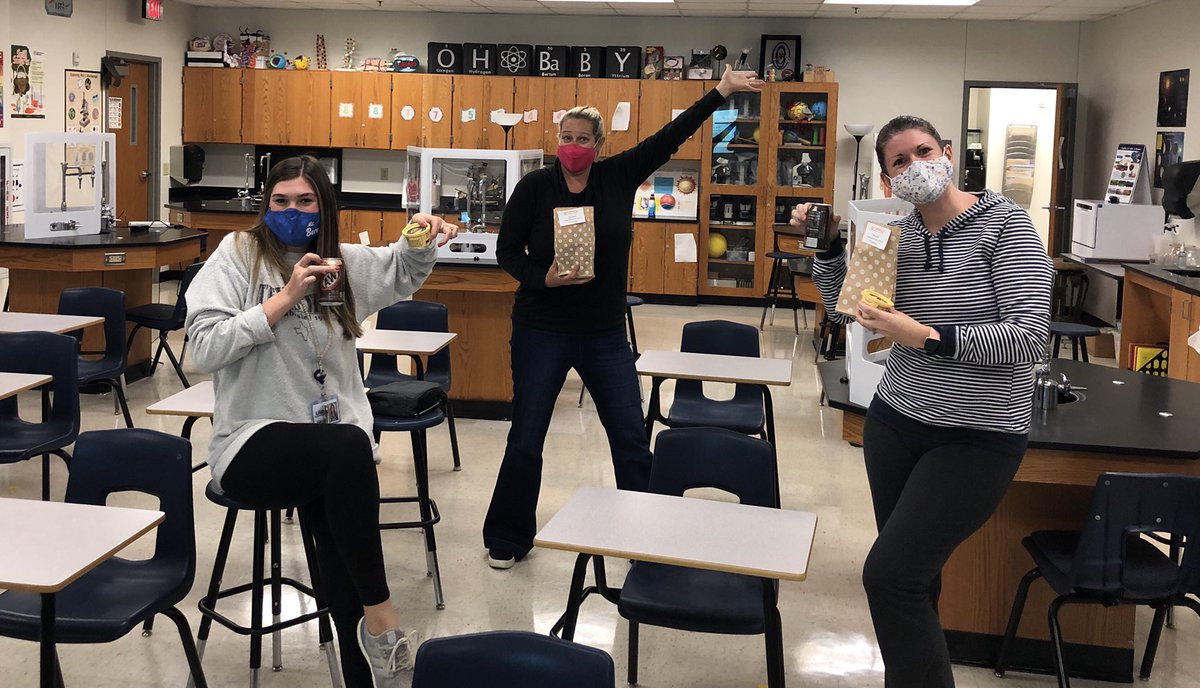 hillhollly's tweet photo. LOVE OUR ADMINISTRATION! Root beer floats🥰 @Borcik_KMS @rlmitche @MrsBishopSci @Killian_MS #KMS_Science https://t.co/LqrwVTVqsa