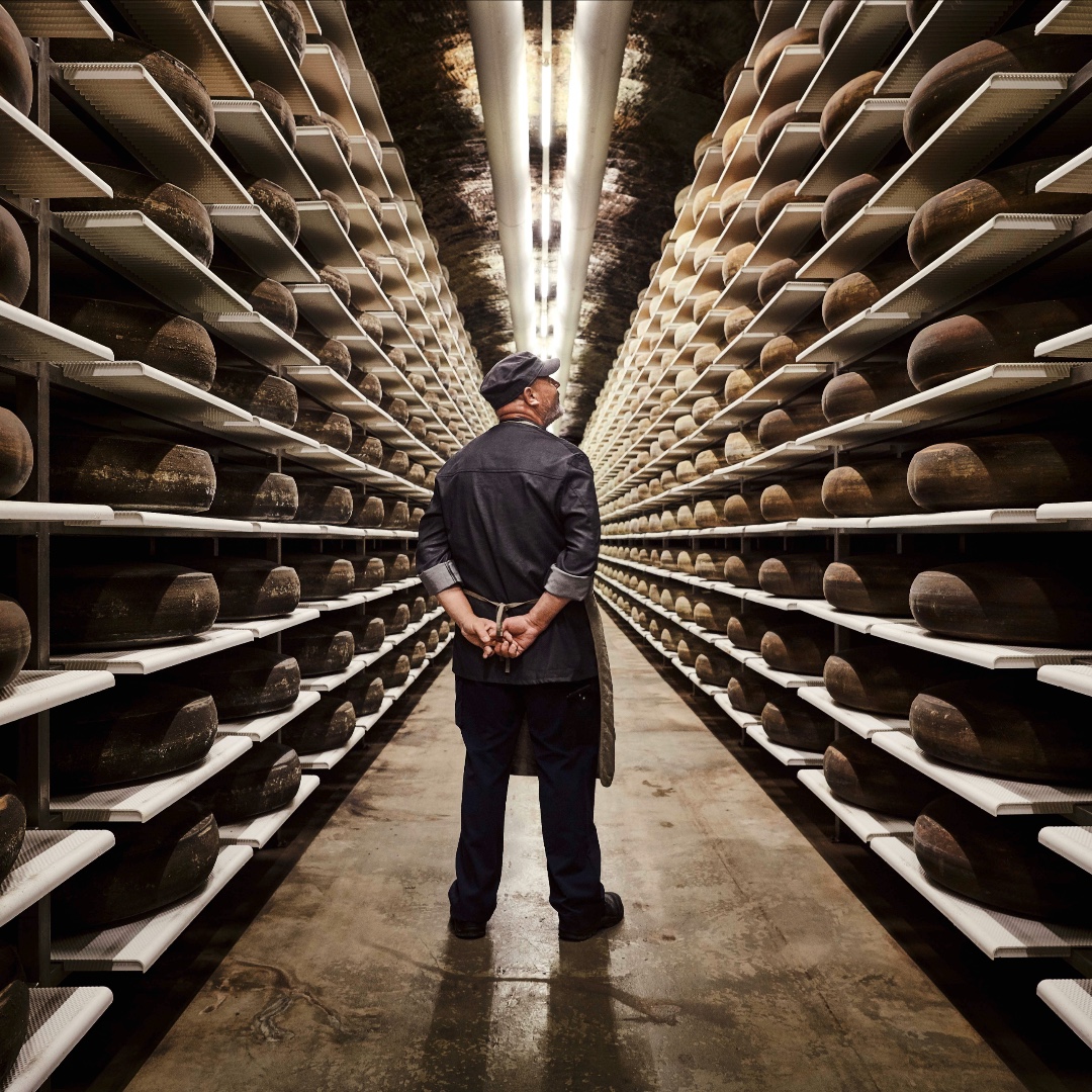 La grotte magique de Kaltbach dans le canton de Lucerne, un paradis pour différentes variétés de fromage Suisse 🧀🇨🇭ow.ly/DUWS50CaCnz