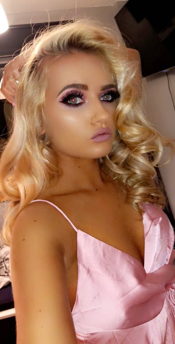 me one year ago today lol thank god I don&rsquo;t wear this much make up anymore 😭 https://t.co/KAHbfkSlLo<a href="/tag/newprofilepic"class="tags"><span>#newprofilepic</span></a>