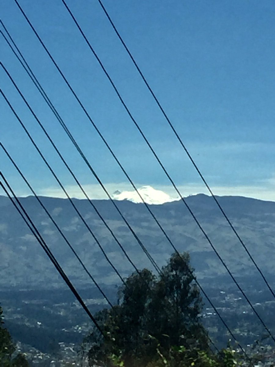 mariacsegovia's tweet photo. Cuando los cables te arruinan la foto #Antisana #Andes #photoboom #Ecuador #DiaDeVerano https://t.co/D2Hsz4qV1Y