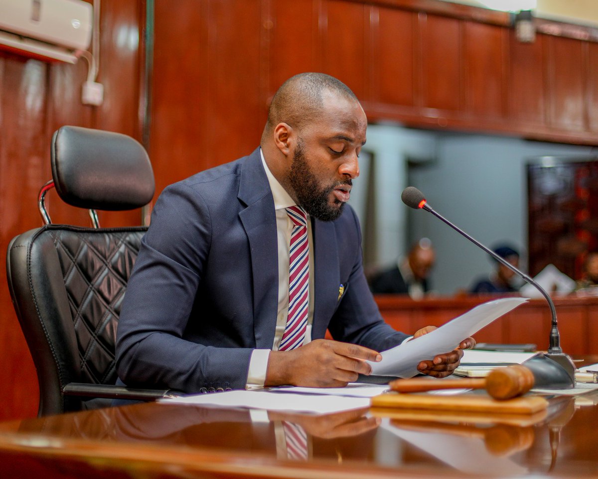 Adebo_ogund's tweet photo. @oyoassembly has suspended indefinitely of 13 Caretaker LG &amp;LCDA Chairmen with immediate effect. This suspension became necessary due to the failure of the LG bosses to account &amp;submit the report on the status of earth moving equipment in their councils to the House as requested. https://t.co/SQNGbKT3pf