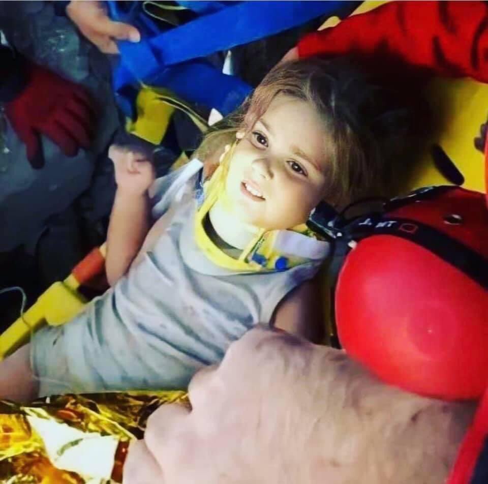 Zihnimden asla silinmeyecek bu kareler...Çok üzgünüm #güzelizmirim çok..bir daha yaşanmasın dilerim.. #izmirdepremi