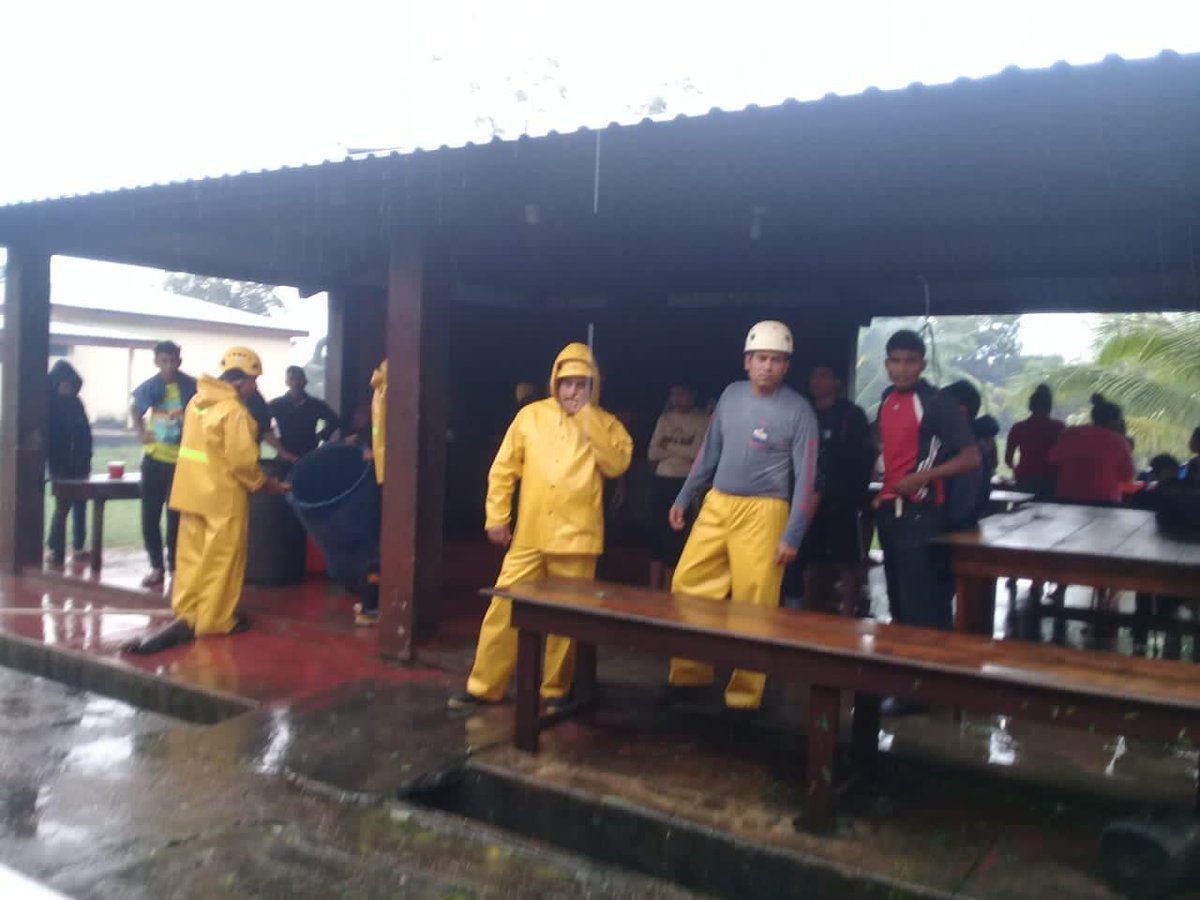 LaSandino's tweet photo. #AlDía Unidad de búsqueda y rescate realiza labores de evacuación #Bilwi.

 #HuracánEta https://t.co/b5TpHkii8Z