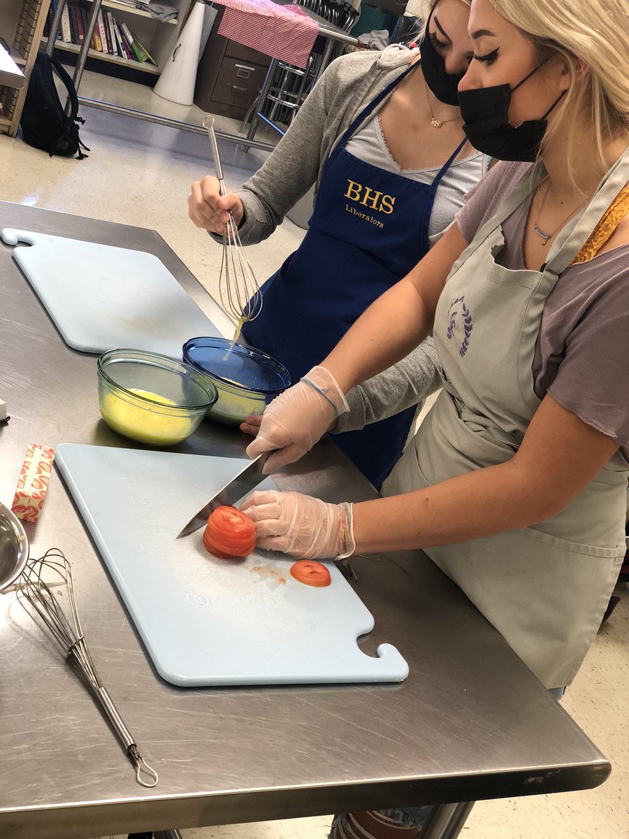 Sjohnston323's tweet photo. 4th hour ProStart cooking up some fancy omelettes! #GoLiberators #BHSProStart #ProStart https://t.co/WVPqUdhhBF