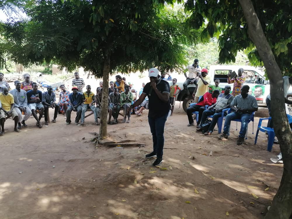 AMajeedMajor's tweet photo. RETAILING THE PEOPLE'S MANIFESTO

Fruitful engagements with the Chiefs and wonderful people of Dwenedabi, Nkenkenso and its surrounding communities in the Offinso North Constituency of the Ashanti Region. 

#VoteNumber2
#JohnMahama2020
#AwuahDarko https://t.co/LJmoauocsw
