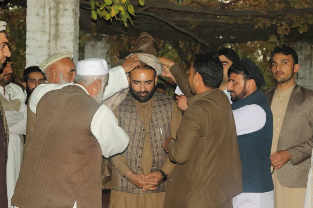 NGRBrekhna's tweet photo. د ننګرهار د برښنا رئيس، غلام حيدر فقیرزی د خپلو ښو فعاليتونو له امله نن د یوې ولسي غونډې په ترڅ کې د سرخرود ولسوالۍ د سبزآباد او ظلم آباد سيمو د قومي مشرانو، علماوو او ځوانانو له لوري وستايل شو او د درنښت پګړۍ ورپر سر کړای شوه. https://t.co/JQgy2KYh4k