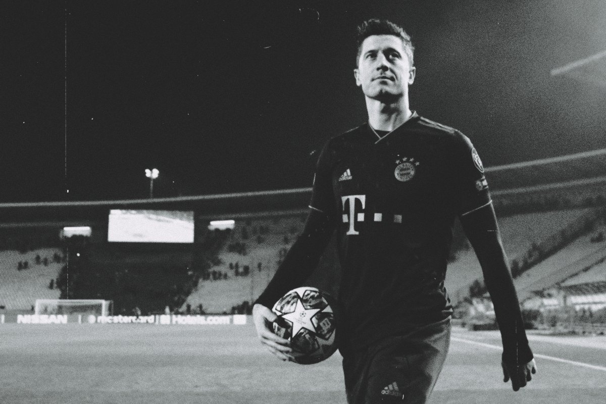 Robert Lewandowski becoming the fastest player to score 4 goals in Champions League history by scoring 4 in only 14 minutes against Zrvena Zvezda