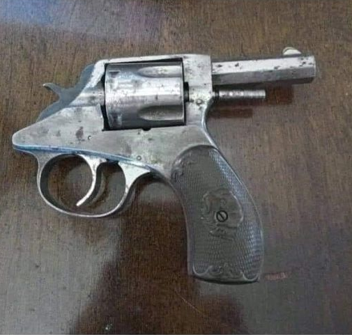 DonMozzta's tweet photo. Vendo pistola, un solo dueño, solo se usó una vez... https://t.co/KP7eN4bPPB