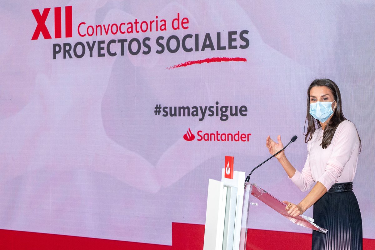 bancosantander's tweet photo. Así fue el emocionante acto de clausura de la XII Convocatoria Proyectos Sociales ‘Euros de tu nómina’. Recopilamos las mejores imágenes del evento presidido por S.M. la Reina y nuestra presidenta @AnaBotin
👉Puedes ver el evento en https://t.co/umL3AoOclB https://t.co/yXsCpeuo17