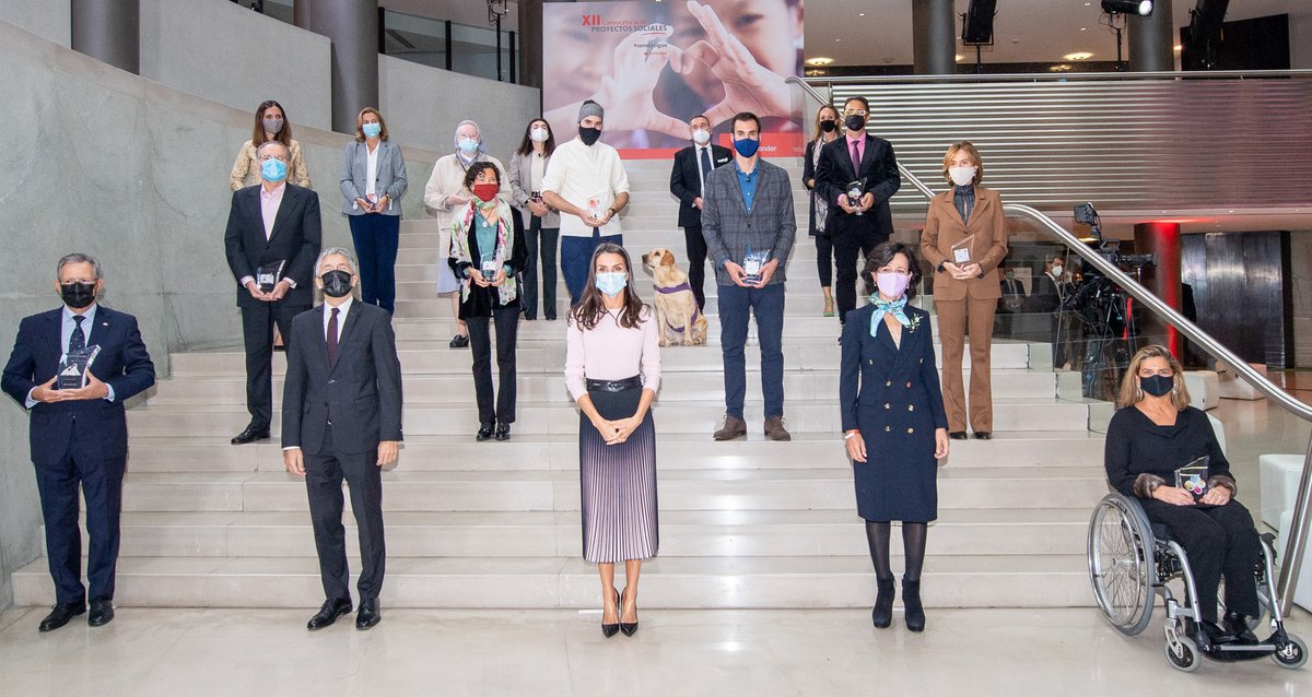 bancosantander's tweet photo. Así fue el emocionante acto de clausura de la XII Convocatoria Proyectos Sociales ‘Euros de tu nómina’. Recopilamos las mejores imágenes del evento presidido por S.M. la Reina y nuestra presidenta @AnaBotin
👉Puedes ver el evento en https://t.co/umL3AoOclB https://t.co/yXsCpeuo17