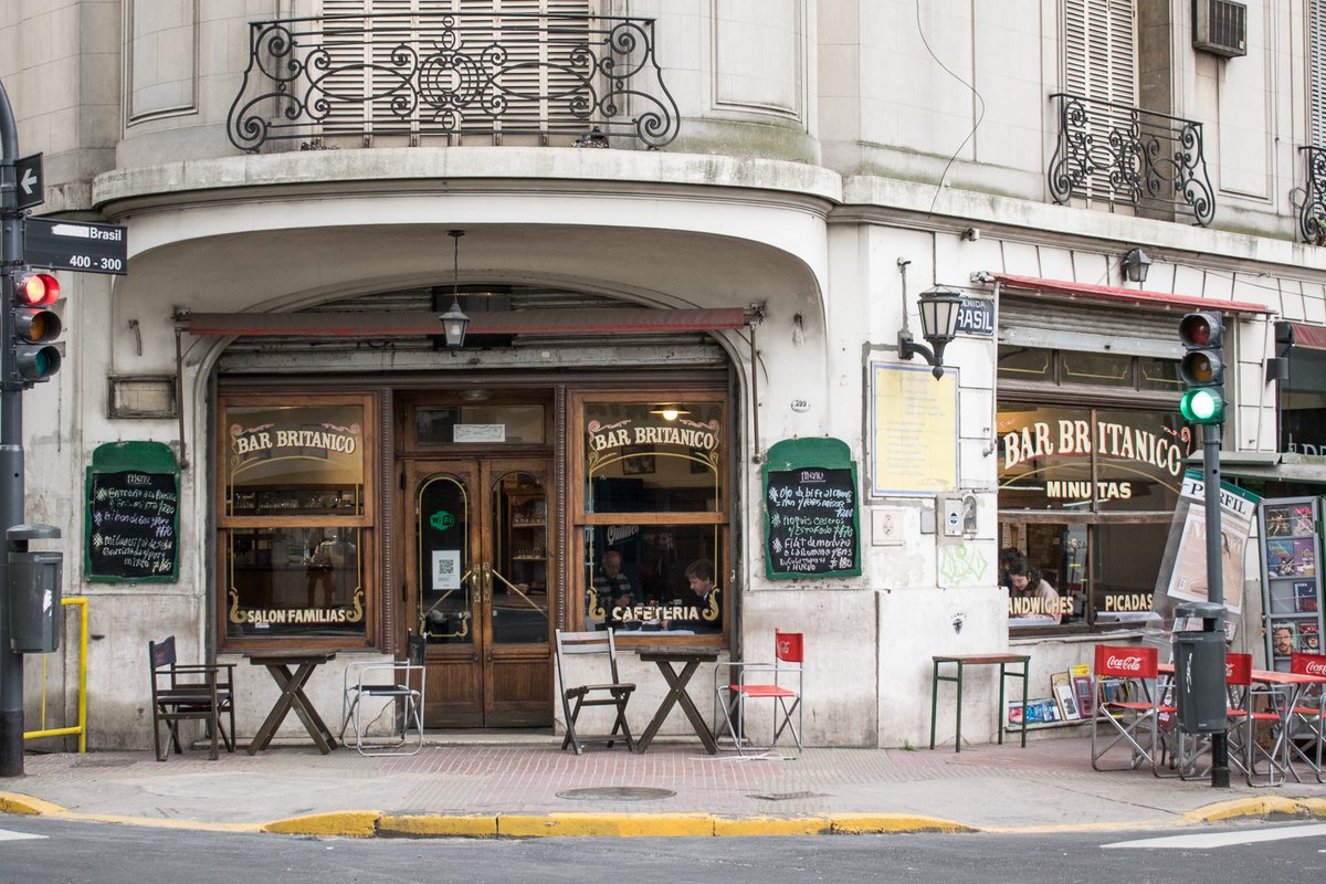 lindaenvivo's tweet photo. ☕ Refugio de artistas e intelectuales, también supo reunir a noctámbulos y choferes de taxis, invocados por la luz a altas horas de la madrugada. ¿De qué lugar hablamos? 🤔 Del Bar Británico ☕. 
👉 Servicio de mesa, delivery y take away
📌 Av. Brasil 399
https://t.co/9OEudcZa9X https://t.co/xXhTFtiF0C