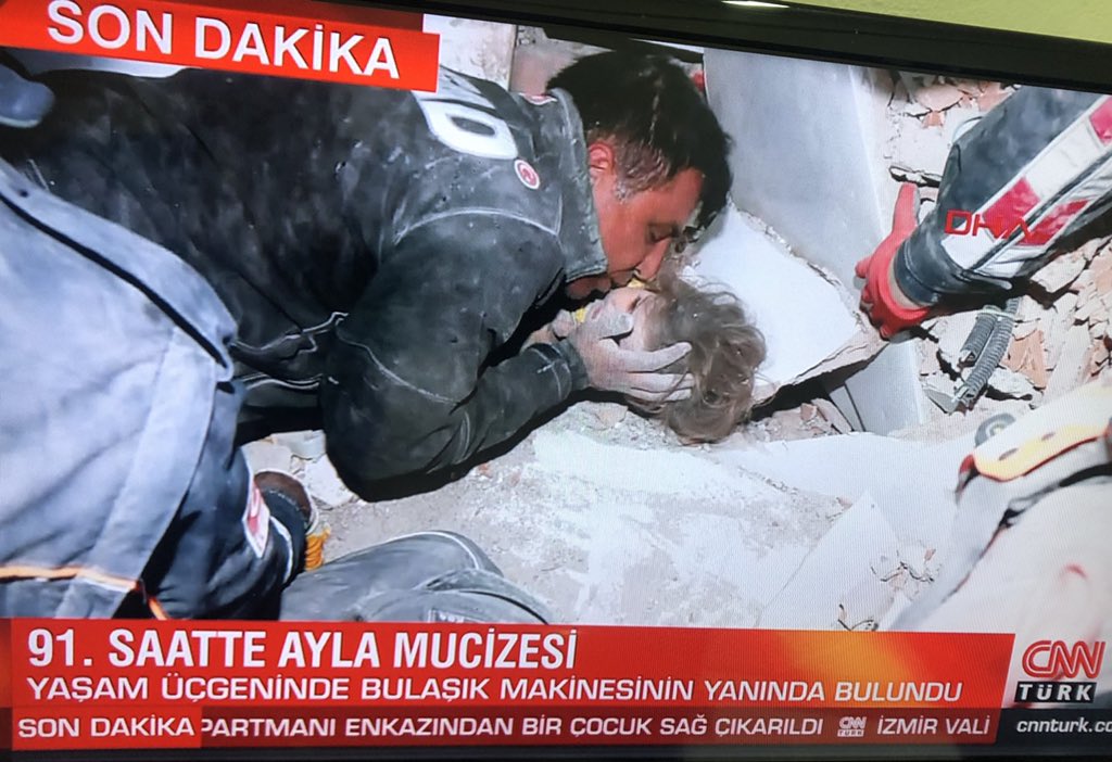 Türkiye’nin Bir Ucundan, Diğer Ucuna,
1.500 Km Uzaktan AFAD Tunceli İl Müdürü #CemErdoğan,
İzmir’li #Ayda Kızımıza Can Oluyor.
Siyasetçilerin Böldüğünü
Felaketler Yakınlaştırıyor.
Şükür ki Hamurumuz Sağlam.
Tüm Yardım Meleklerine Rabbim Güç Kuvvet Versin, Elleri Dert Görmesin👏👏