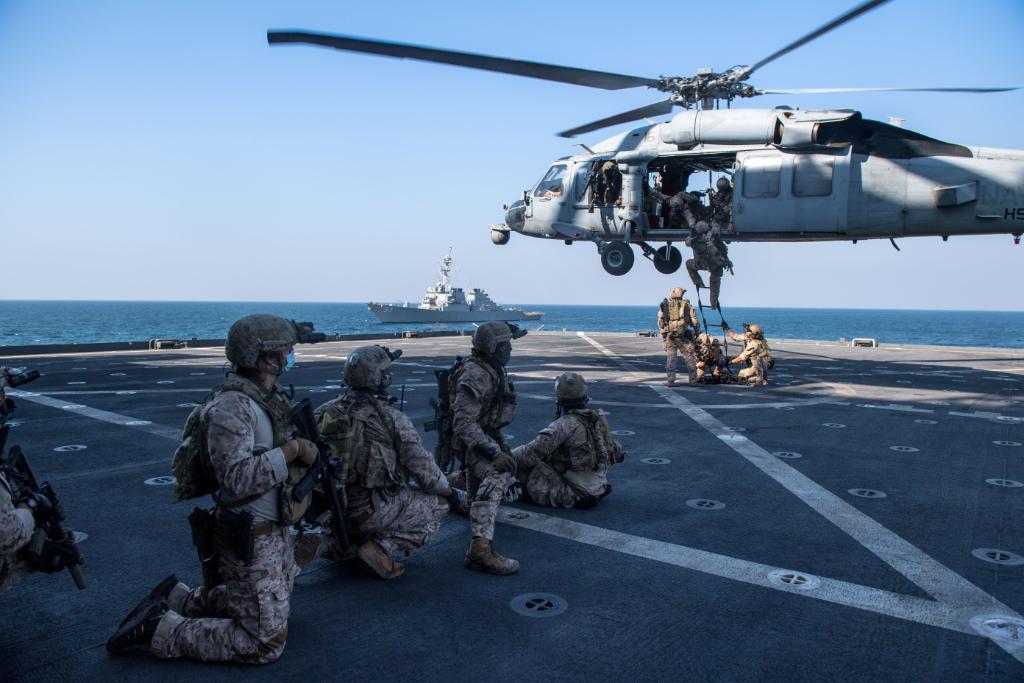 Teamwork 💪 

#USNavy #Sailors, @USMC, and @USCG conduct boarding procedures training aboard the Military Sealift Command dry cargo and ammunition ship #USNSMatthewPerry (T-AKE 9) in the U.S. 5th Fleet area of operations.