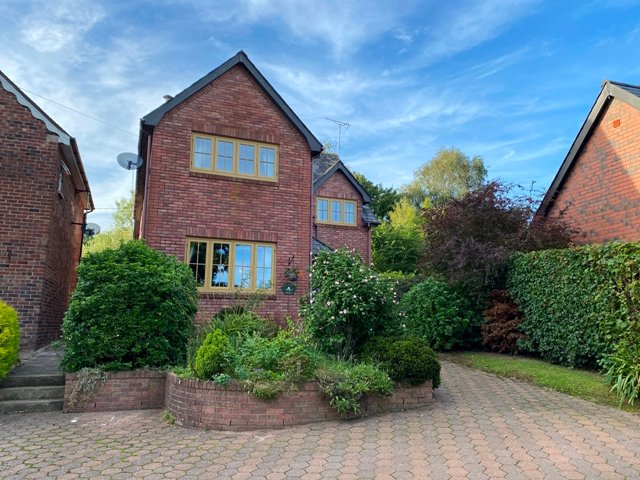M2estateagents's tweet photo. EXCEPTIONAL GARDEN with this superbly maintained family home. LUXURY BURBRIDGE KITCHEN open plan to CONSERVATORY, utility &amp; downstairs W.C, 3 receptions, 5 BEDROOMS, bathroom, 2 ENSUITES. NO CHAIN.

Price: £475,000 | Llangybi, Usk

 #M2EstateAgents  #ForSale  #Newport #Home https://t.co/MtBDHmbob8