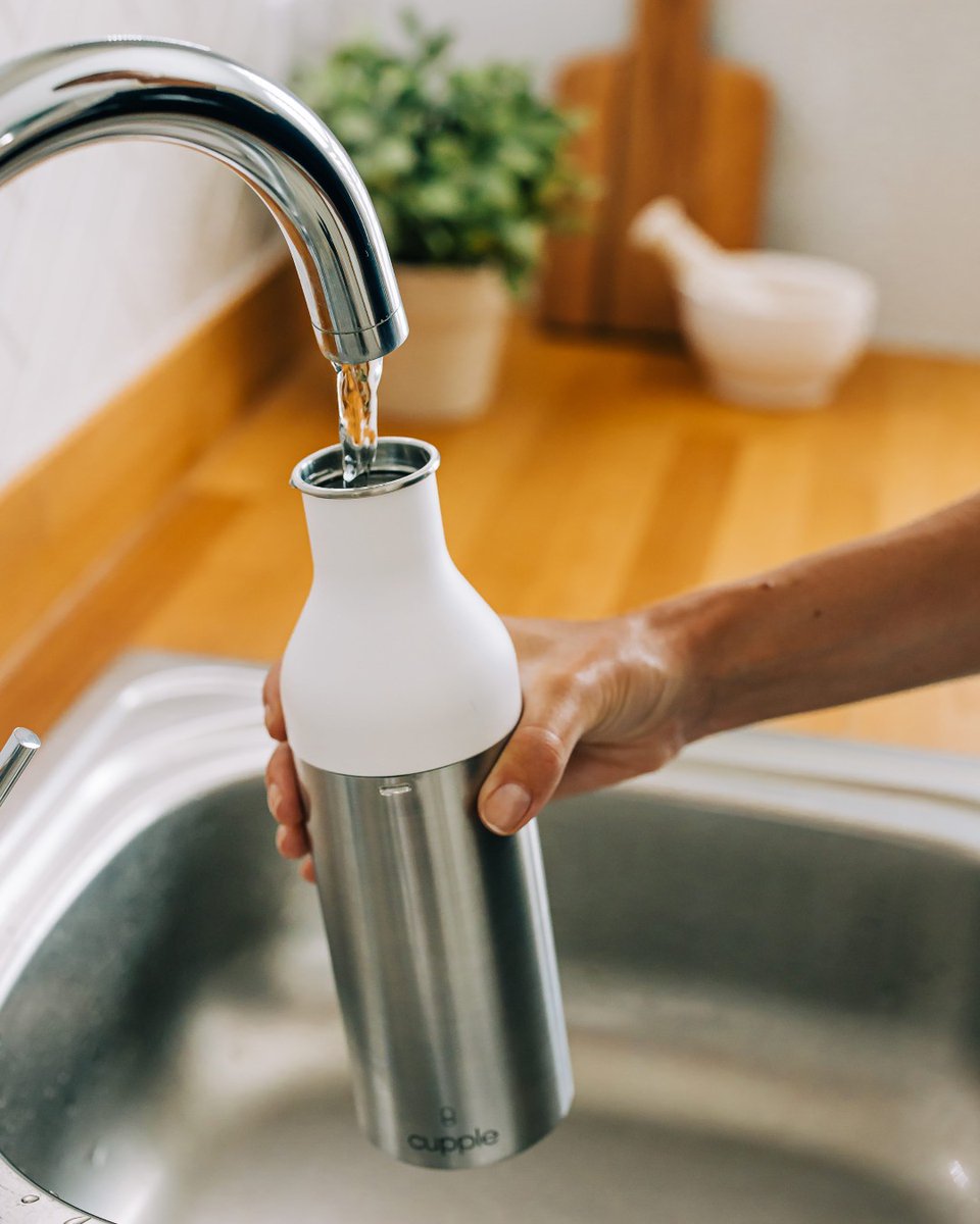 Cupple_Up's tweet photo. TOP water bottle HACK. . . 

Choose one that has a reusable coffee cup INSIDE.

Preorder Cupple! Discounts available on @Indiegogo 💧

#BottleWIthATwist #Cupple #LifeHacks #SharingSolutions https://t.co/9Ya02W3wkB