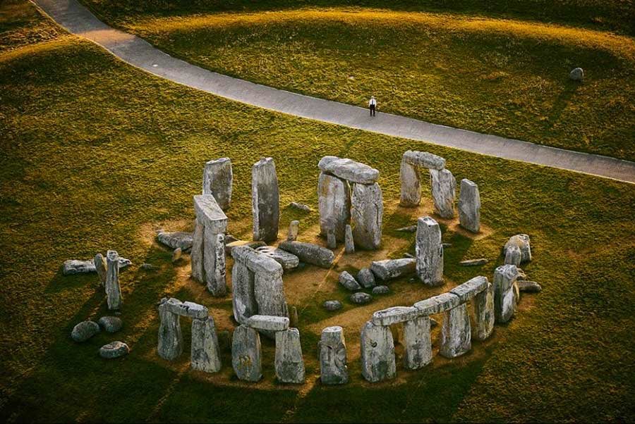 UnfadingWisdom's tweet photo. Stonehenge went through various transformations and didn’t begin as a ring of stones. The circular Earth bank and ditch that surrounds the stones can be dated back to about 3100 BC, the first stones are believed to have been raised at the site between 2400 &amp; 2200 BC. #History https://t.co/MO61kRnIdn