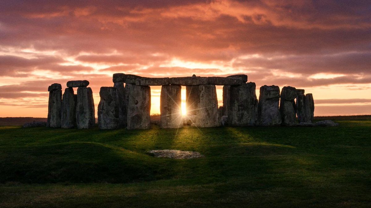 UnfadingWisdom's tweet photo. Stonehenge went through various transformations and didn’t begin as a ring of stones. The circular Earth bank and ditch that surrounds the stones can be dated back to about 3100 BC, the first stones are believed to have been raised at the site between 2400 &amp; 2200 BC. #History https://t.co/MO61kRnIdn