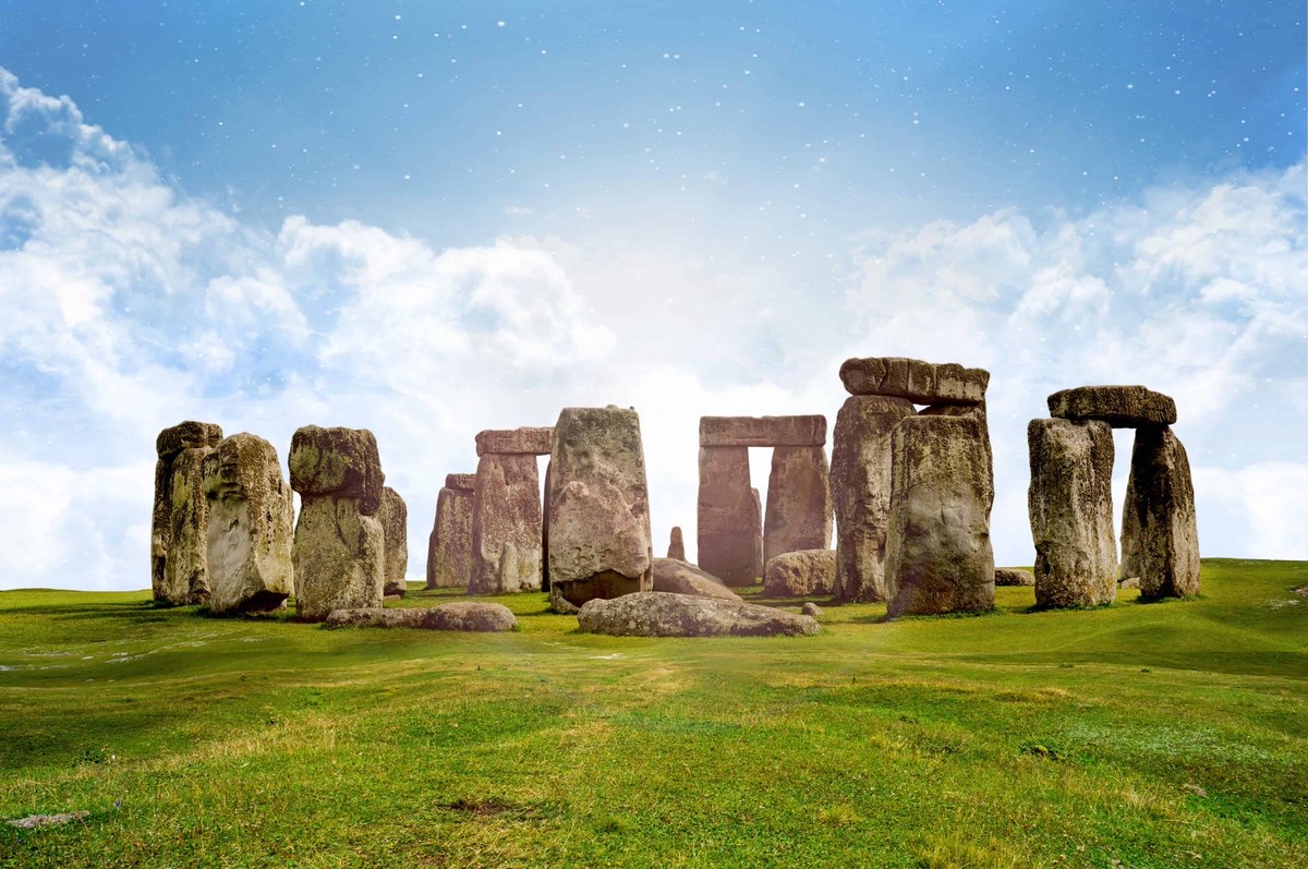 UnfadingWisdom's tweet photo. Stonehenge went through various transformations and didn’t begin as a ring of stones. The circular Earth bank and ditch that surrounds the stones can be dated back to about 3100 BC, the first stones are believed to have been raised at the site between 2400 &amp; 2200 BC. #History https://t.co/MO61kRnIdn