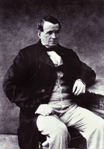 En 1837, Thierry Hermès à l’âge de 36 ans, ouvre une boutique en tant que maître artisan harnacheur sellier. Son métier consiste à concevoir et à fabriquer des harnais et différents équipements pour chevaux qu’il vend ensuite dans son magasin.