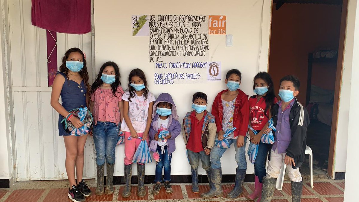 Une photo qui fait chaud au coeur et qui nous donne la force de continuer dans notre lancée...
Asogran Coffee notre coopérative de la Colombie,
Merci à eux pour leur merveilleux café 😉