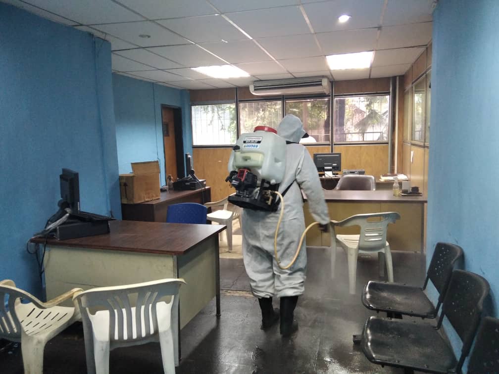 OficAdmPuertoC's tweet photo. #03Nov | En la @OficAdmPuertoC2 se realizó con exito jornada de desinfección por parte del equipo de trabajo de #IAMPROAM como parte del Plan Estratégico de Bioseguridad para evitar posibles contagios del virus Covid-19
#CambiemosLaAsamblea
@NicolasMaduro
@MagaGutierrezV https://t.co/ua33pQSoki