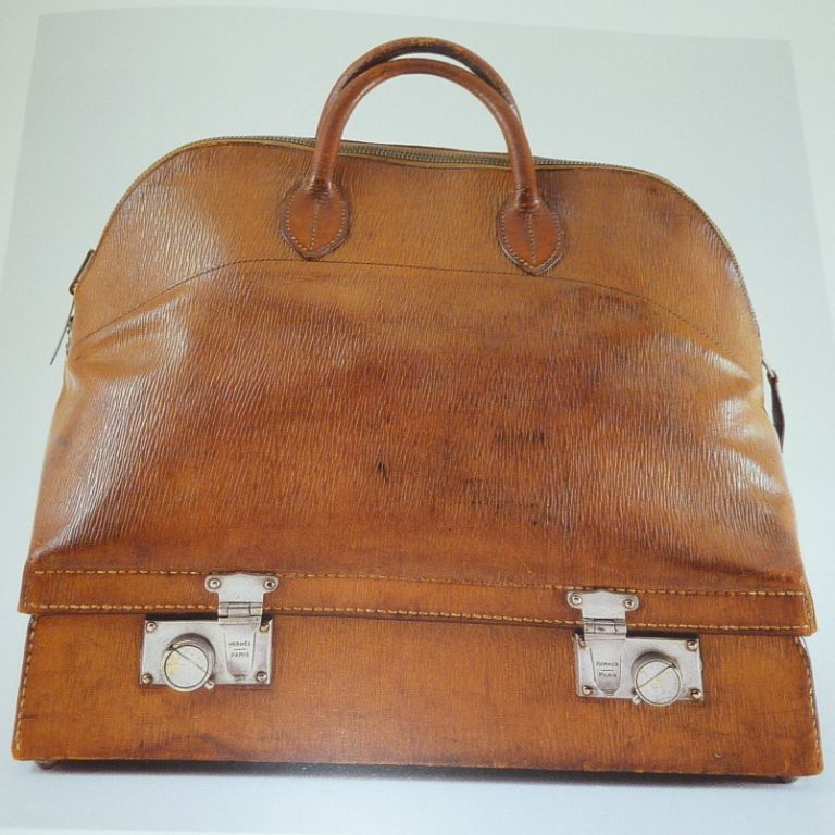 D’ailleurs en 1923, les deux hommes réalisent un sac empruntant une forme trapézoïdale pour y ranger des bottes de cavaliers et facilement rangeable dans la portière d’une voiture.