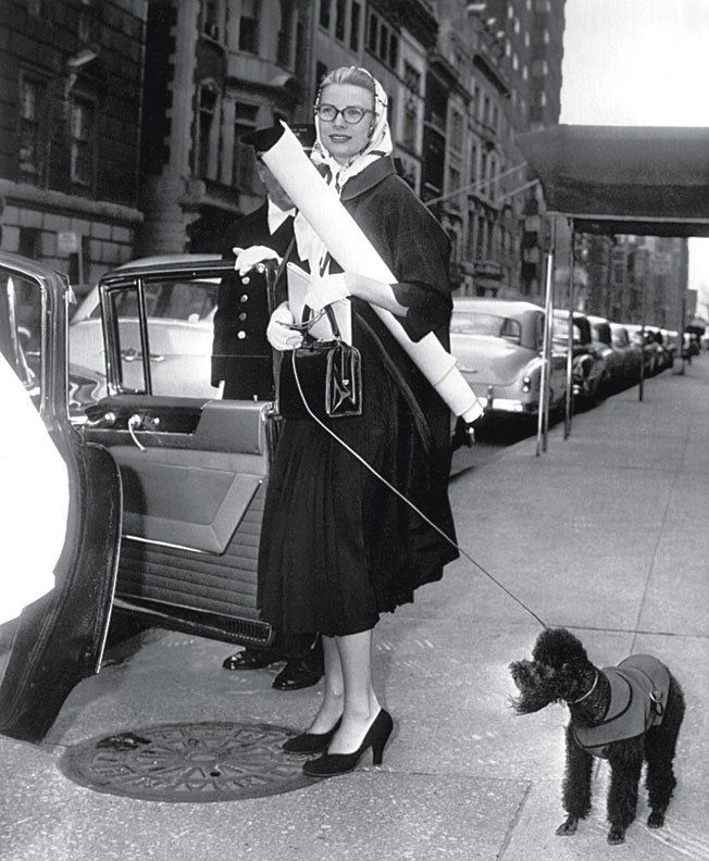 Lancé en 1936, il faudra attendre l’après-guerre et la démocratisation du produit par les stars et reines de l’époque comme Brigitte Bardot, Grace Kelly ou encore Jackie Kennedy.