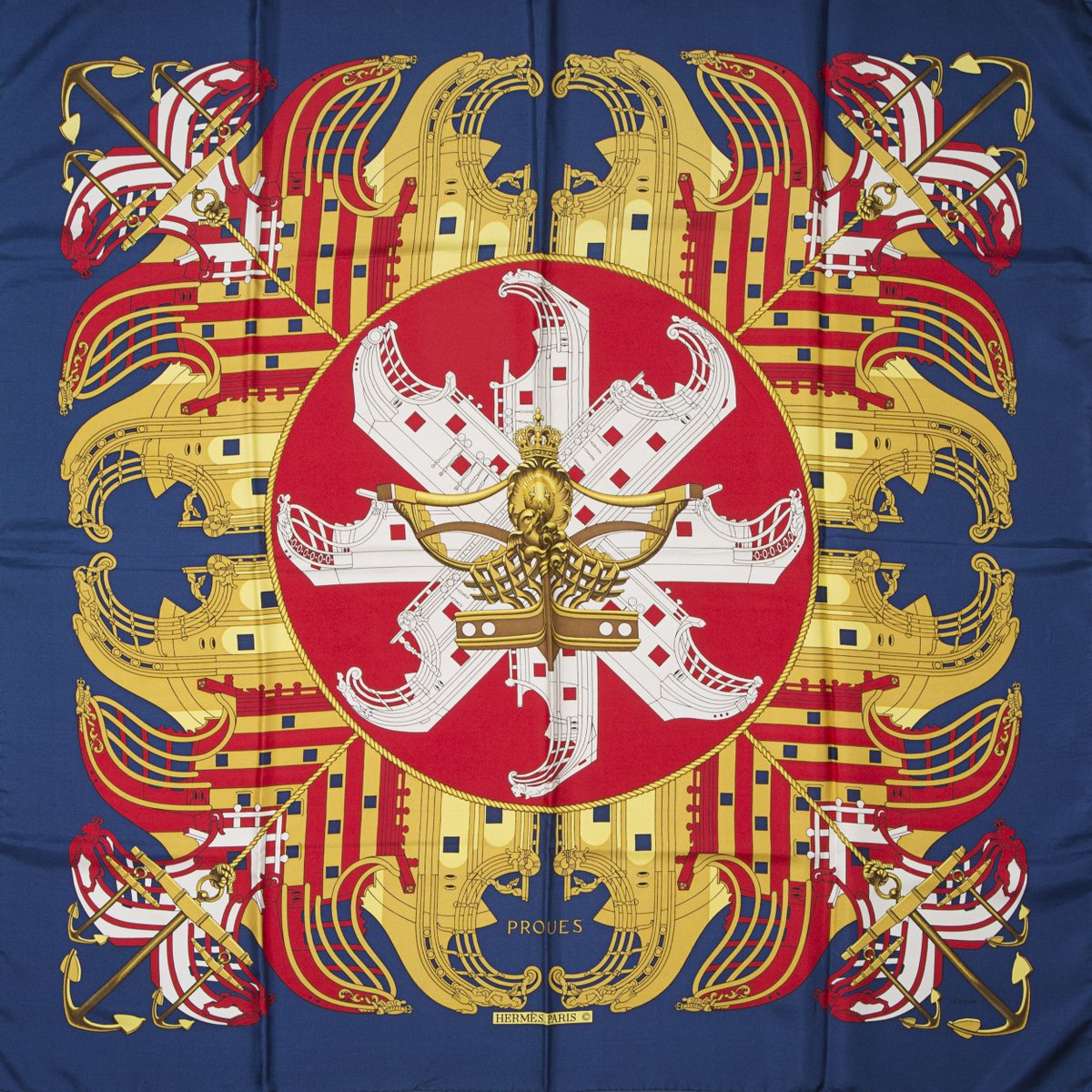 Aujourd’hui le carré est disponible en plus de 1500 alternatives et il est toujours réalisé de manière artisanale. Depuis un demi-siècle, le fil de soie (450 km pour un carré) est tissé sur les métiers de la maison Perrin & Fils.