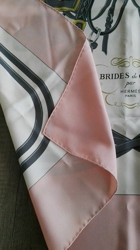 Et il faut entre 400 et 600 heures aux graveurs pour décortiquer un motif composé de trente couleurs. Il existe un ourlet signature Hermès : les bords du carré sont cousus avec un fil de même couleur, après avoir été délicatement roulés.