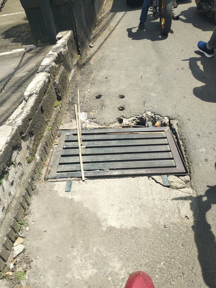 zendratri's tweet photo. @DPUKotaBandung min, usulan perbaikan ulang di jalan sulaksana cicaheum, udah bolong lagi, jadi menghambat kendaraan yang lewat. Hatur nuhun https://t.co/rxHTzxVrYs