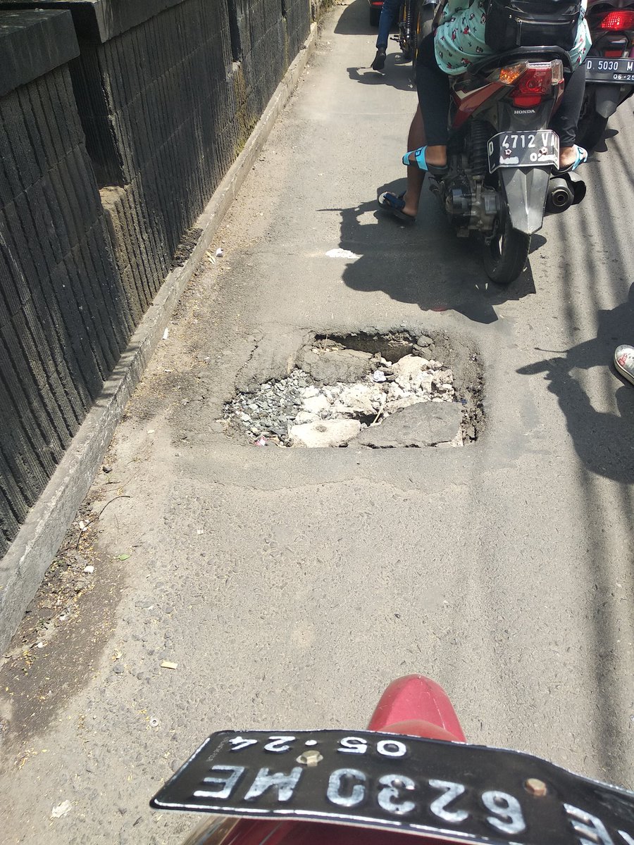 zendratri's tweet photo. @DPUKotaBandung min, usulan perbaikan ulang di jalan sulaksana cicaheum, udah bolong lagi, jadi menghambat kendaraan yang lewat. Hatur nuhun https://t.co/rxHTzxVrYs