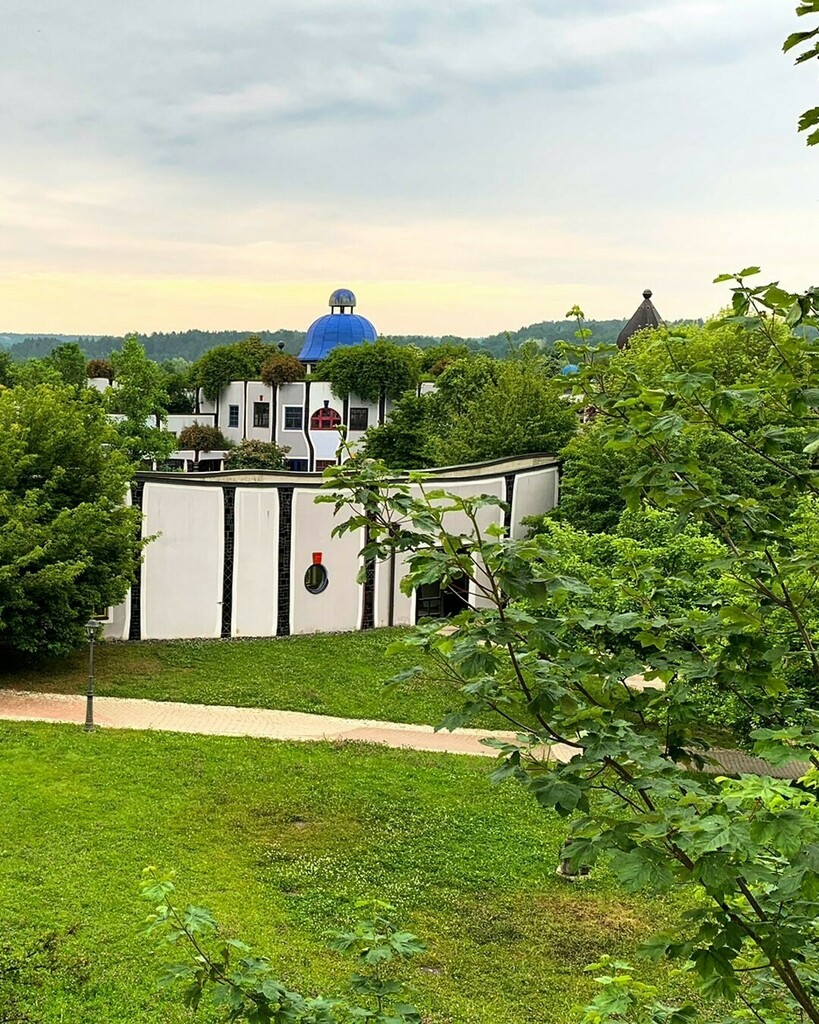 Das Rogner Bad Blumau wurde von Friedensreich Hundertwasser gemeinsam mit dem Gründer und Eigentümer KR Robert Rogner und dem Architekten und Hundertwasser Wegbegleiter DI Peter Pelikan errichtet und begrüßte seit über 23 Jahren Ruhe- und Erholungssuchen… instagr.am/p/CHIt0gtCIDF/