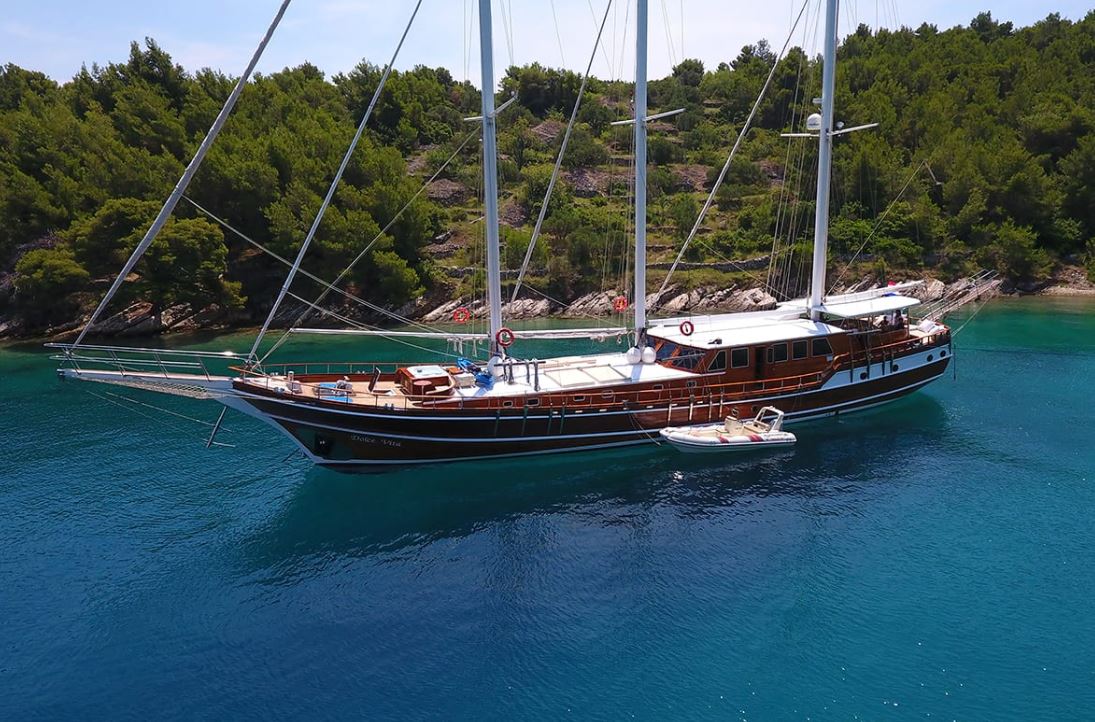 CroGulets's tweet photo. Gulet Dolce Vita is one of the most luxurious traditional gulets in Croatia.  

This 34-m wooden yacht can accommodate up to 10 persons in 5 magnificent double cabins: 2 master cabins with king-size bed, 2 double bed cabins, and 1 twin cabin.

#guletcharter #croatia #season2021 https://t.co/YJhmCZAE57