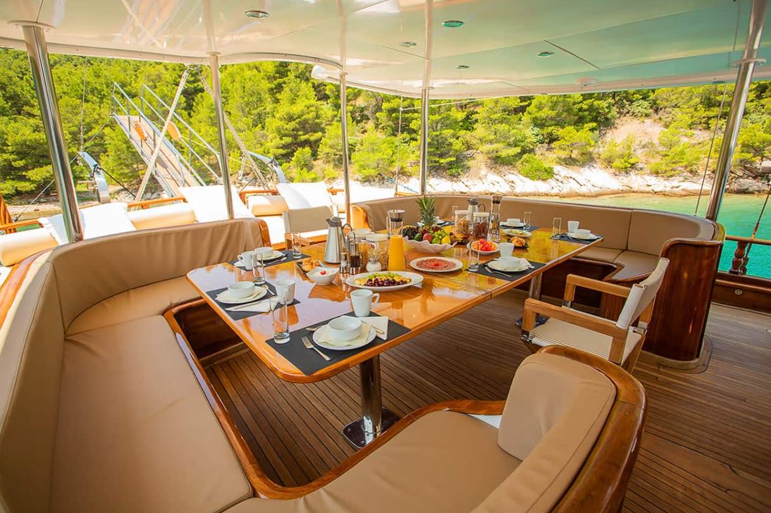 CroGulets's tweet photo. Gulet Dolce Vita is one of the most luxurious traditional gulets in Croatia.  

This 34-m wooden yacht can accommodate up to 10 persons in 5 magnificent double cabins: 2 master cabins with king-size bed, 2 double bed cabins, and 1 twin cabin.

#guletcharter #croatia #season2021 https://t.co/YJhmCZAE57