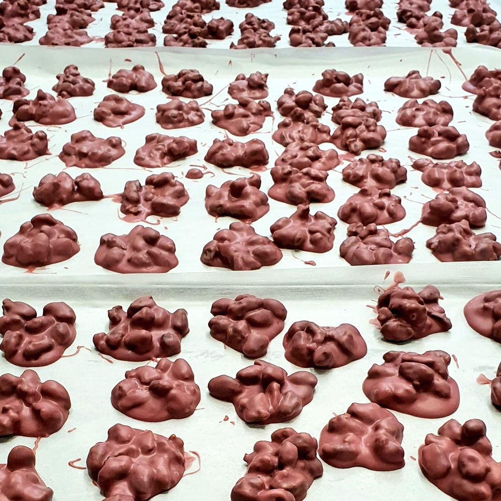 😋 ¿Te vas a resistir a estas rocas de pistacho con chocolate ruby?
👌 Las elabora Juanfran de manera artesanal en nuestro obrador. 
👉 Os esperamos en nuestra pastelería de #Aspe
📍Avda. Constitución, 12
🕛 De 08.00 a 21.30 horas
☎️ 965 490 290
#JuanfranAsencio #chocolate