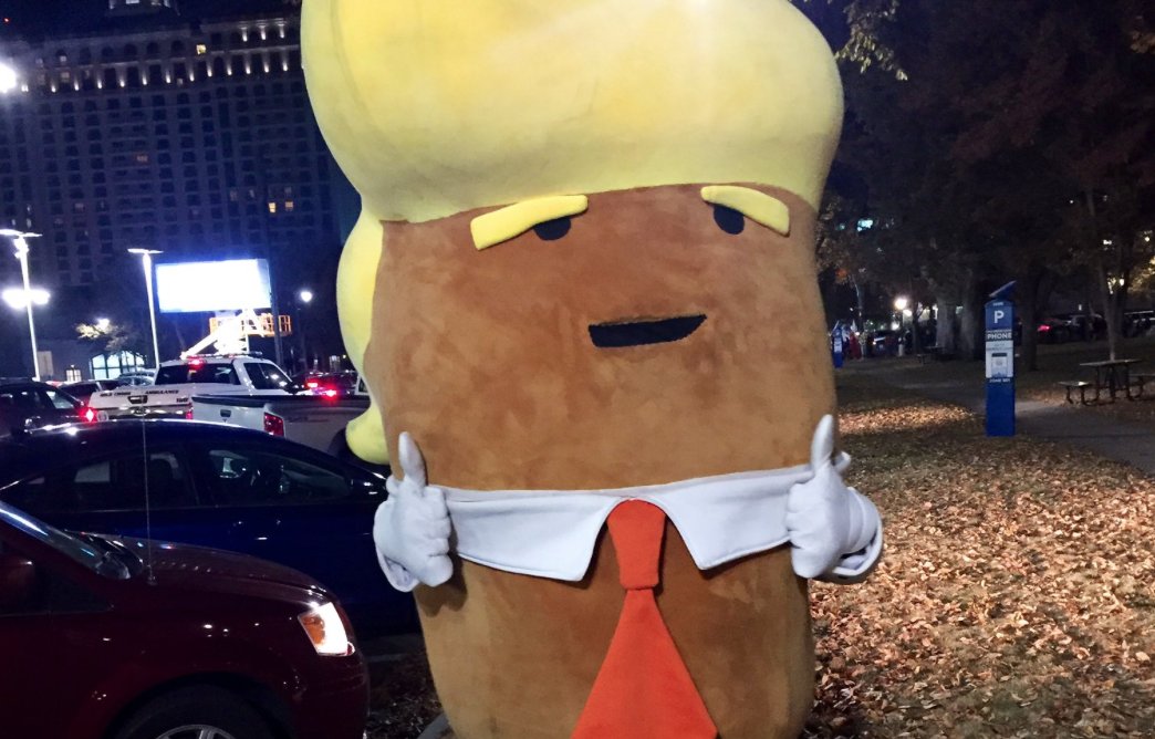 EnriqueLimon's tweet photo. I was live on the scene last night, as some 200 Trump supporters flooded SLC's City and County Bldg. during an "Election Night Freedom and Liberty Rally." Some sights and sounds: https://t.co/Z8Xs9sxcDC #utpol #slcprotests #maskuputah #election2020 https://t.co/s7MX72xs7o