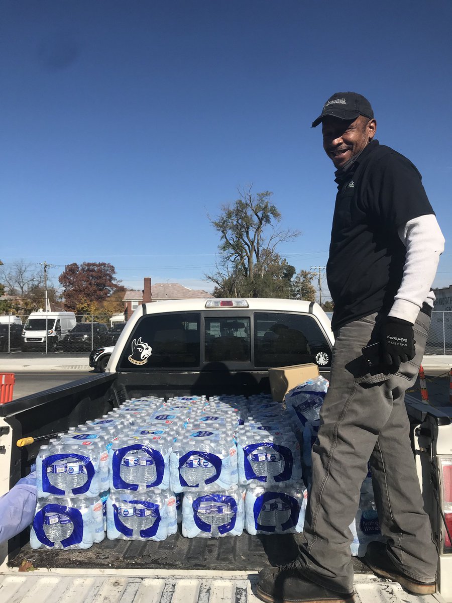 BeanstalkRES's tweet photo. Our fabulous team is out there passing out bottled water to folks #standinginline in #Detroit to #vote Shout out to Martin! https://t.co/Av01sKWNDv