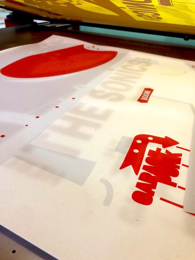 headcoats1's tweet photo. « Here are the @RealSonicsBoom » #poster hommage en cours 🤘💥
—
#rockinprogress #press #print #serigraphie #imprimerie #printsnotdead #rock https://t.co/J5lob4BSJd