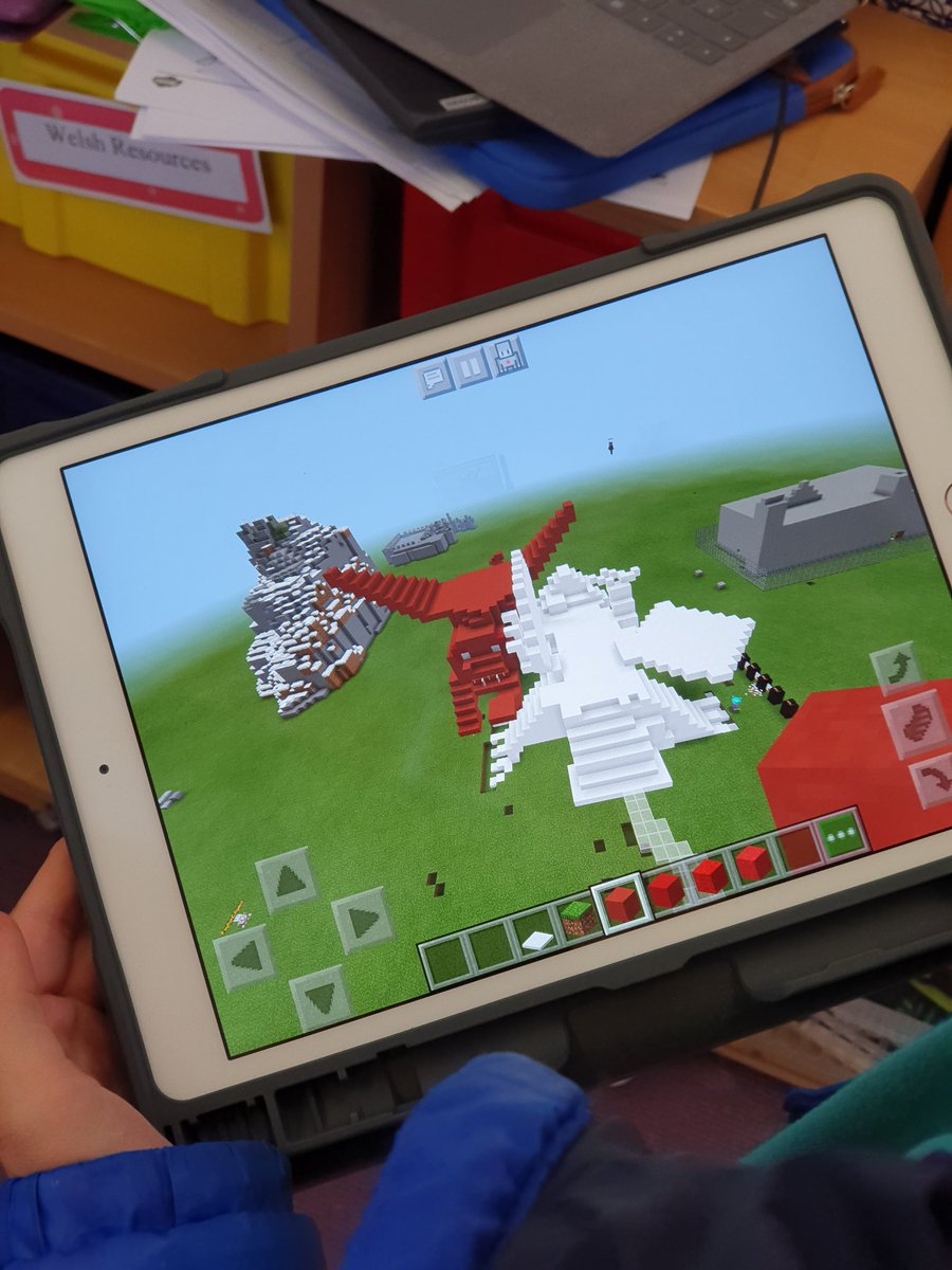 kellie_digital's tweet photo. Learning the history of the Welsh flag with @PlayCraftLearn &amp; @Flipgrid!🏴󠁧󠁢󠁷󠁬󠁳󠁿

1) Use Minecraft to recreate scenes &amp; show understanding of the story.

2) Add Minecraft screen recordings to Flipgrid &amp; retell the story in own words.
@HwbNews
#MIEETeamWales #MakingLearningMeaningful https://t.co/O4UshExDeQ