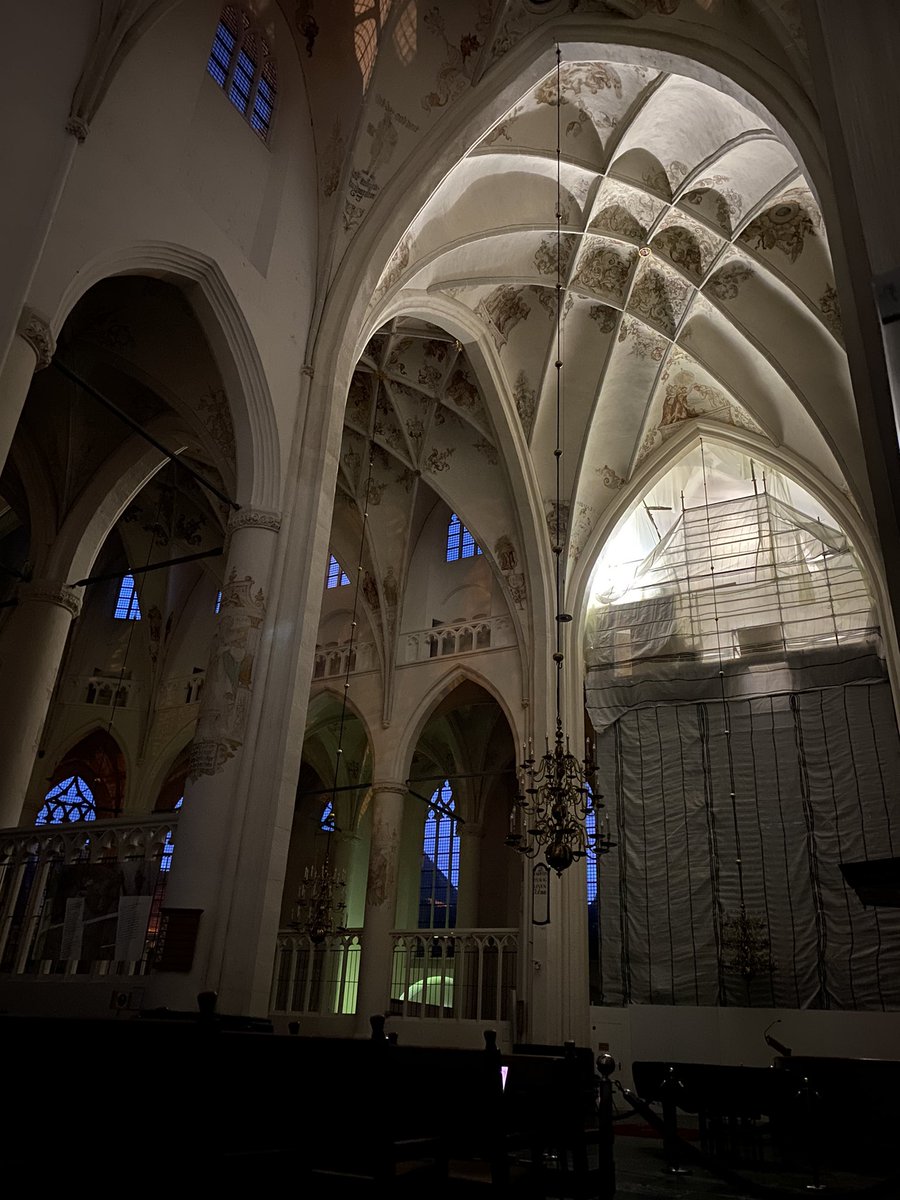 DanielOudman's tweet photo. Heeft zijn charme ook weer, het door werken tot dat het donker is. Het licht speelt door de gewelven. #degrotekerk #Harderwijk #donker #ouou https://t.co/drEf2KfGYH