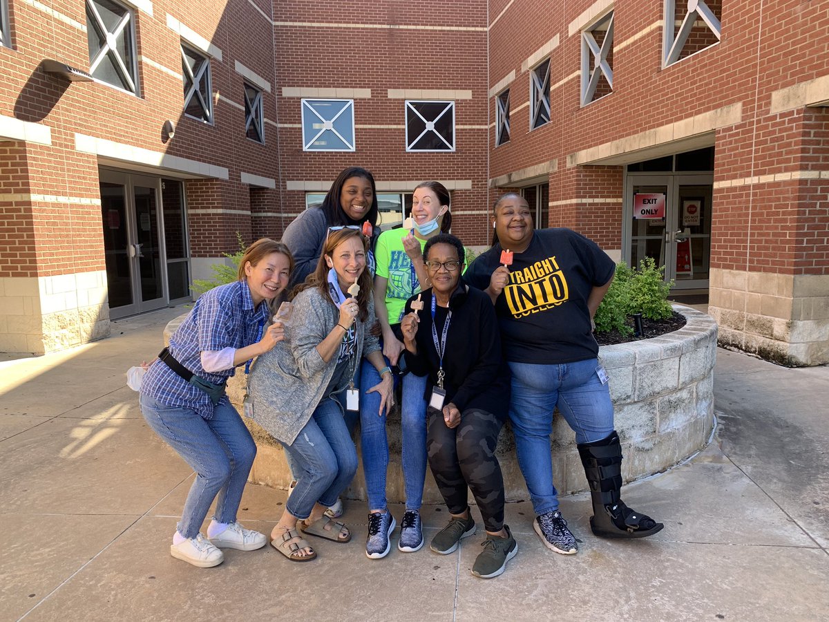 jkkushnir's tweet photo. Hebron Hawks enjoying their Steel City Pops! Thanks for the treat @Amy_Boughton ! https://t.co/v3Bm6dBqyO