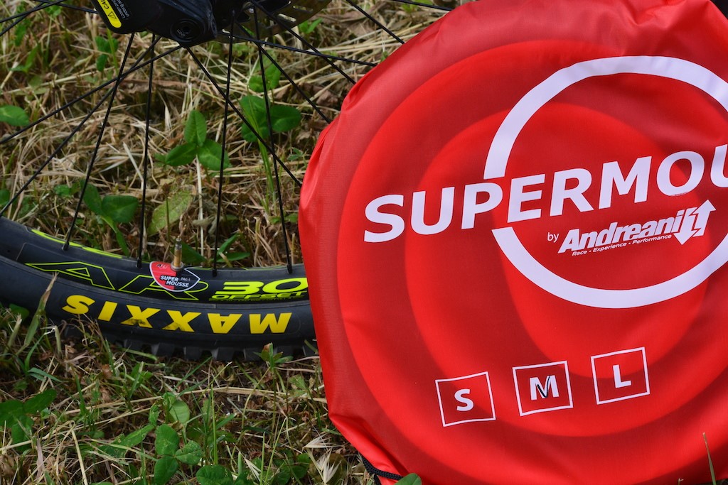 La SuperMousse PAC-1 de <a href="/AndreaniGroup/">Andreani Group International</a> está fabricada con un material externo rojo hiperelástico para garantizar un agarre más fuerte y comodidad de conducción y uno interno negro más duro para absorber y amortiguar los impactos y eliminar los pinchazos. 
#trail #enduro #dh #mtb