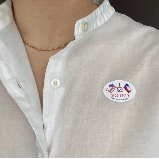 vrai_official's tweet photo. "Somewhere inside all of us is the power to change the world" - Roald Dahl. Learn about the three of the most important details you need to know to make your #vote count today: https://t.co/SqZWdklWLX Image by Syndey M. Lopez wearing our Cuban Link Chain. #VoteResponsibly https://t.co/QGvnUQ4yLp