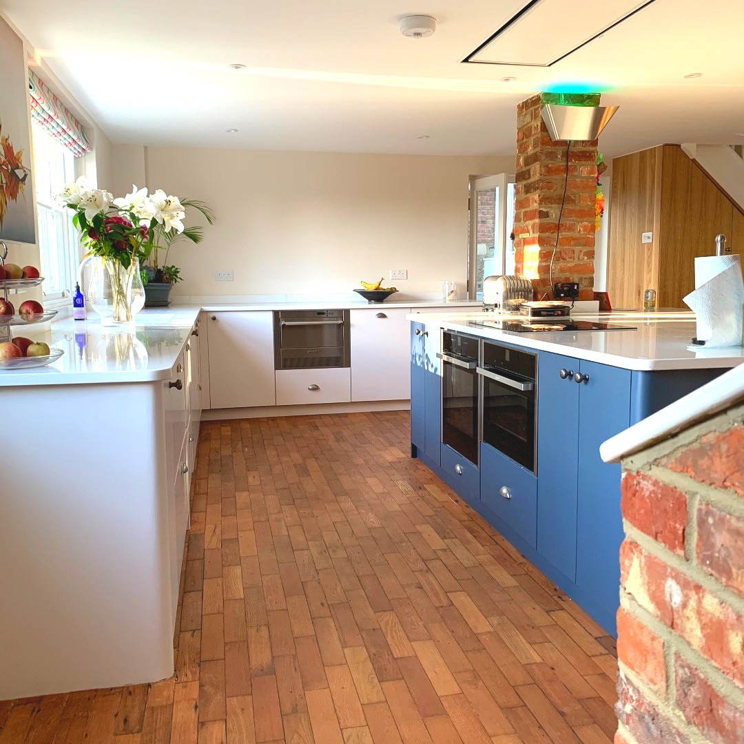 A different style for us here, the customers requested flat doors on their kitchen for a simple look, with Pewter Handles to keep in with their Traditional House.
The large and very spacious kitchen is great to family to entertain.
🔨
🔨
🔨
🔨
#kitchen #largekitchen #paint #blue